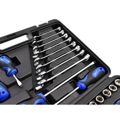 Zestaw narzędzi, kluczy i wkrętaków 73el. (4)